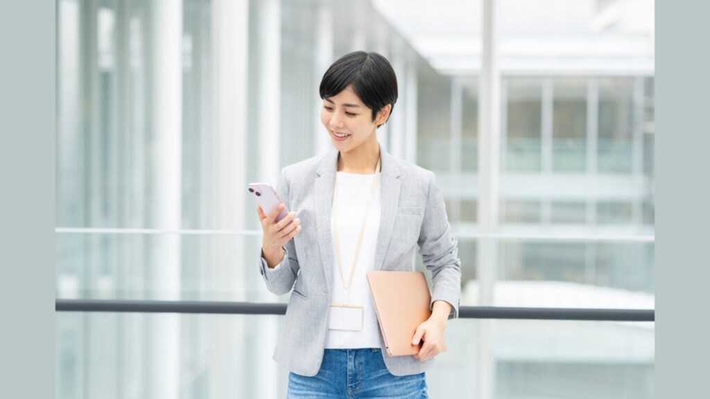 オフィスカジュアルの服装の女性