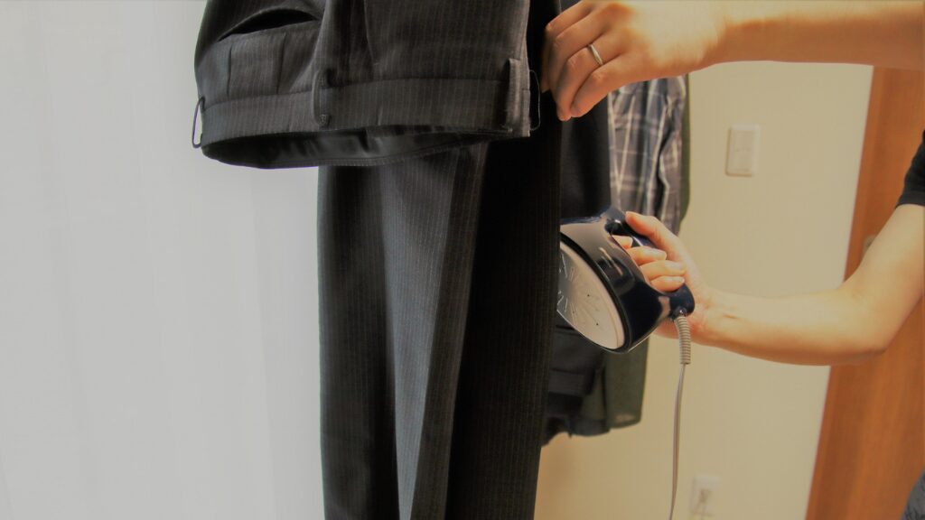 スラックス（パンツ）のシワ伸ばし方法