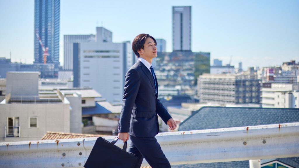 スーツで歩く男性