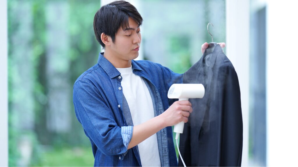 スーツを手入れする男性