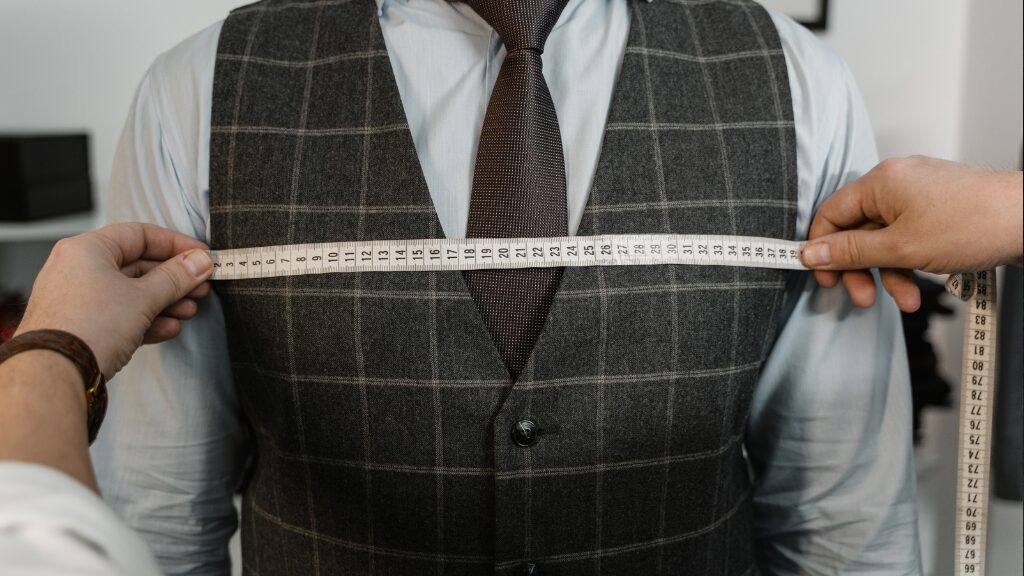 スーツを作成するときに測定する様子