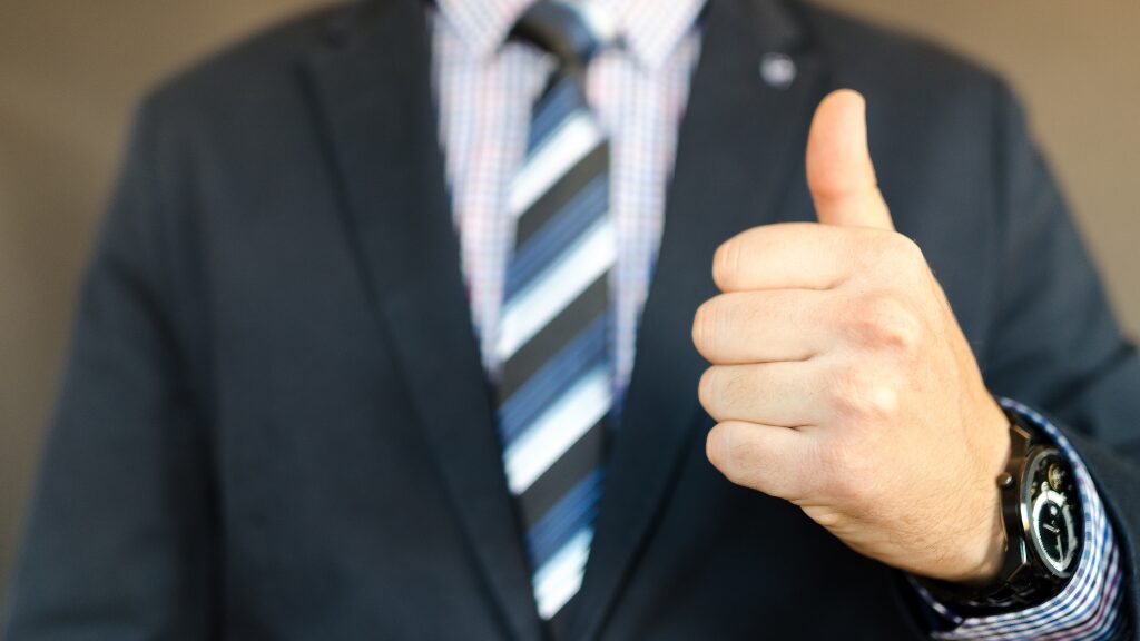 スーツでグッドポーズをする男性