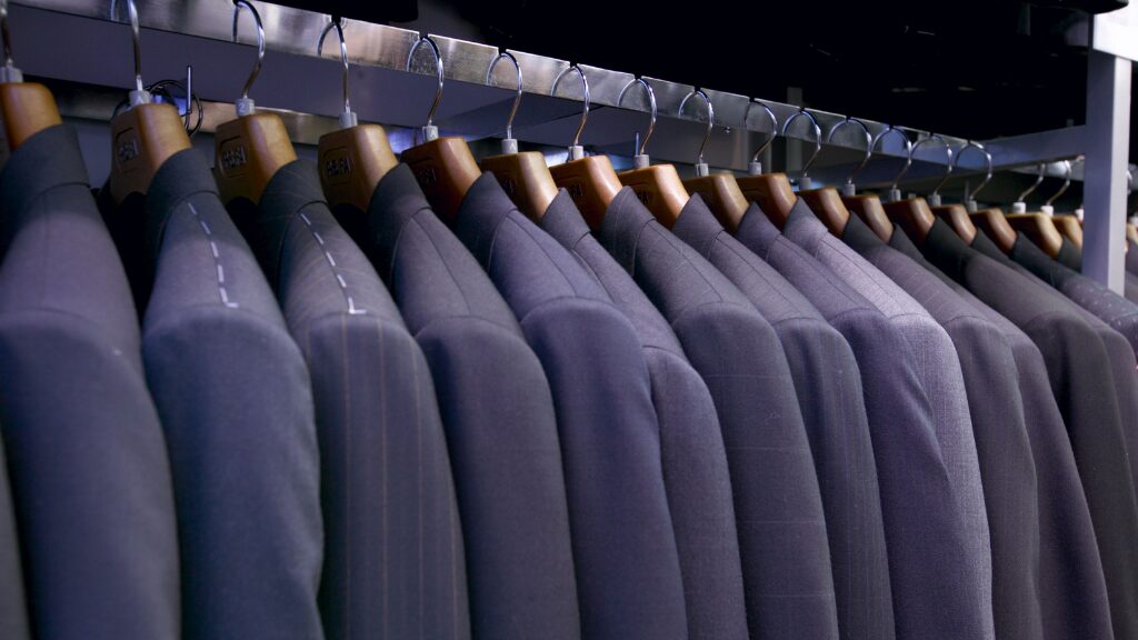 ラックにかかったスーツ