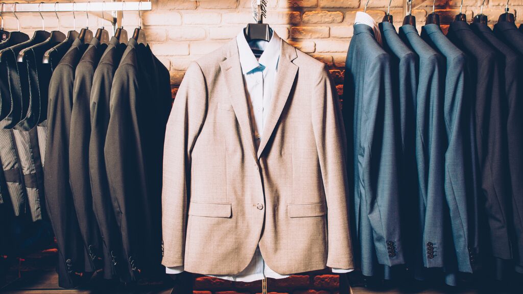 ラックにかかったスーツ
