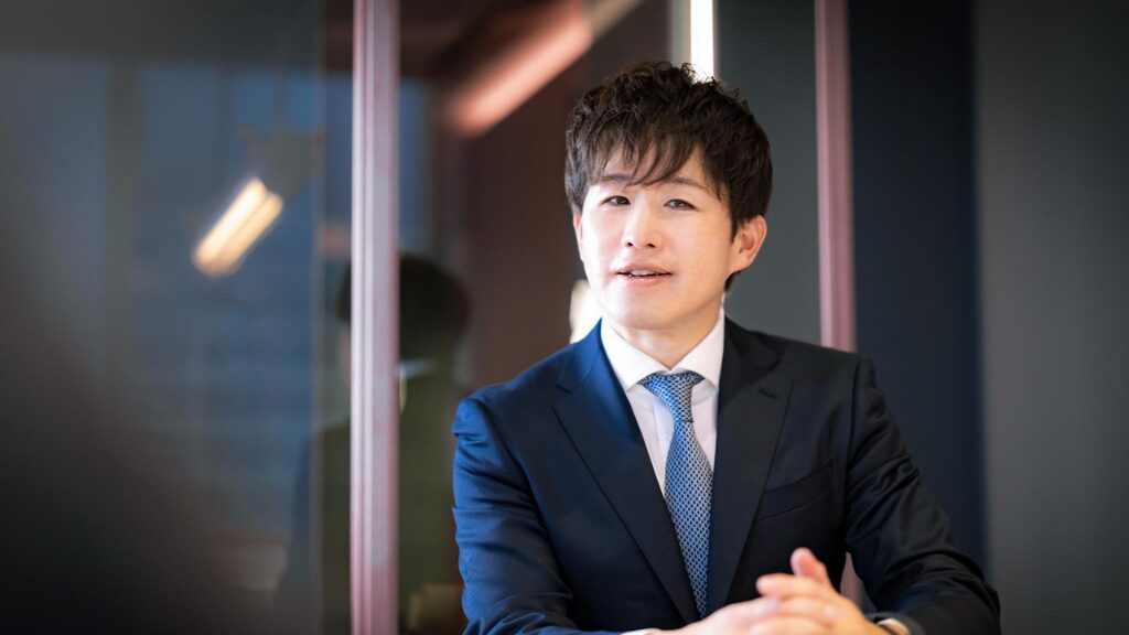 ネイビースーツで微笑む男性