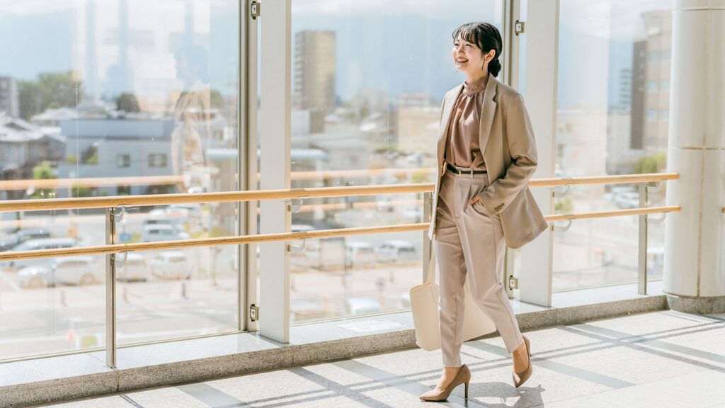 ベージュのパンツスーツの女性