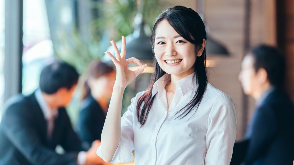 白シャツで微笑む女性