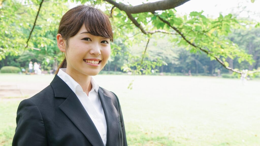 黒いスーツを着た女性