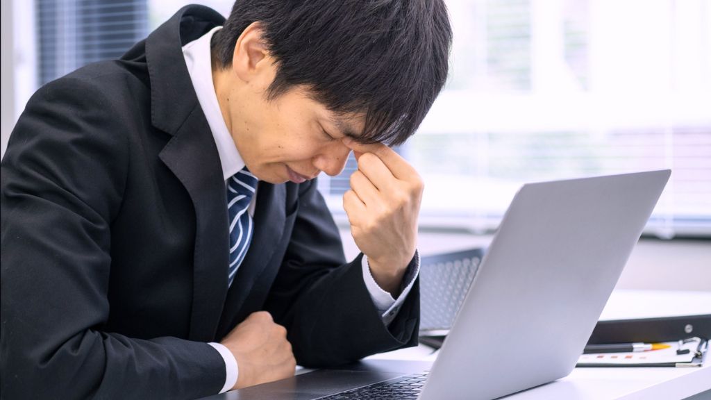 デスクワークで姿勢が悪い男性