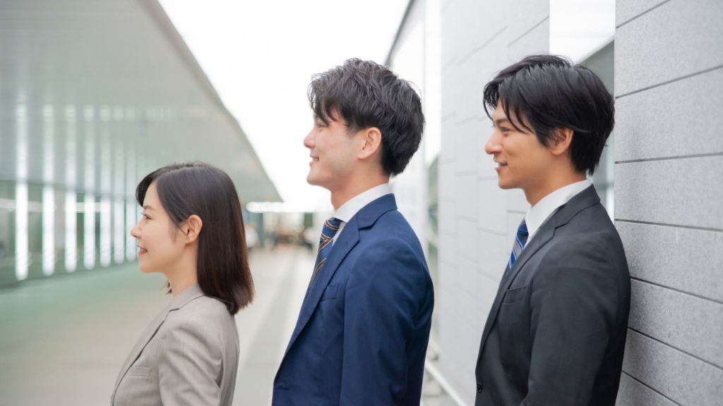 身長を比べる男女