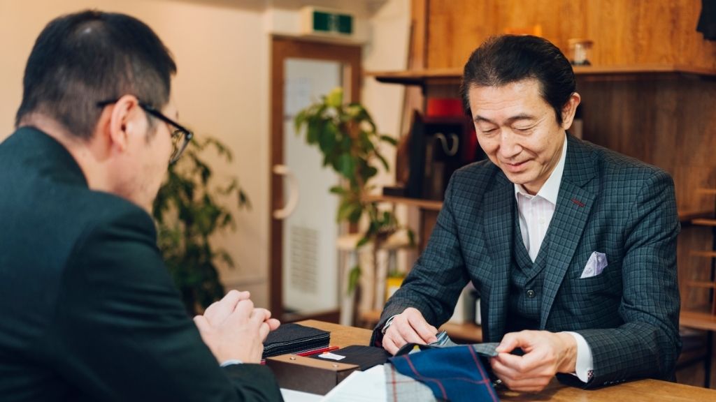 店員に相談する様子
