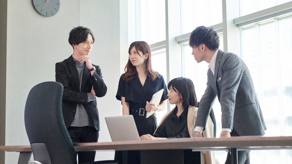 スーツをカジュアルに着こなす男性